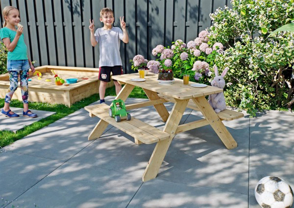 Schöne stabile Picknick Tischgruppe für Kinder die im Garten sitzen und spielen wollen