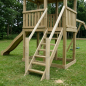 Preview: KASO Anbau-Treppe R70 Rundstamm montiert an einem Holz-Spielturm im grünen Garten