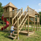Preview: KASO Spielturm mit angebauter R90 Rundstamm-Treppe Aus Kiefer KDI und spielendem Kind im Garten