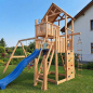 Preview: Kinder klettern sicher über die Holz-Anbau-Treppe S52 auf einen Spielturm im Garten