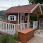 Preview: Kinderspielhaus aus Holz mit montierten KASO Biber-Bitumendachschindeln in Ziegelrot