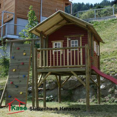 Stelzenhaus Hansson XL-A1 Rundstamm Holz Baumhaus Kinderspielhaus auf Stelzen mit Wellenrutsche
