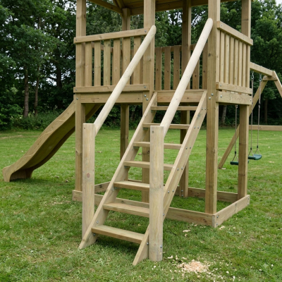 KASO Anbau-Treppe R70 Rundstamm montiert an einem Holz-Spielturm im grünen Garten