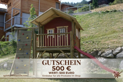 KASO Geschenkgutschein im Wert von 500 Euro vor einem roten KASO Stelzenhaus mit Hangrutsche, einlösbar für das gesamte Shop-Sortiment