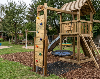 Bunde Klettersteine an der Holz-Kletterwand des KASO KSR1-1 Anbaus