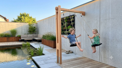 KASO Schaukel-Anbau Leon-2 aus Lärche oder Douglasie im modernen Garten mit zwei schaukelnden Kindern