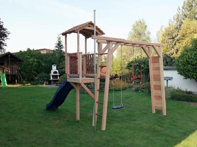 Spielturm Thor-4 aus Holz mit Rutschstange Schaukel Rutsche Podest mit Dach