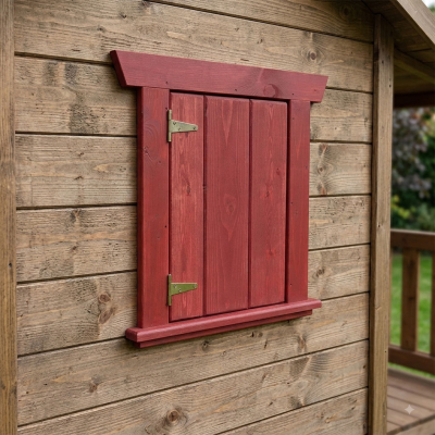 KASO Spielhaus Sprossen-Fenster FS5-K aus nordischer Fichte mit roten Klappläden montiert an einer Holz-Gartenhauswand
