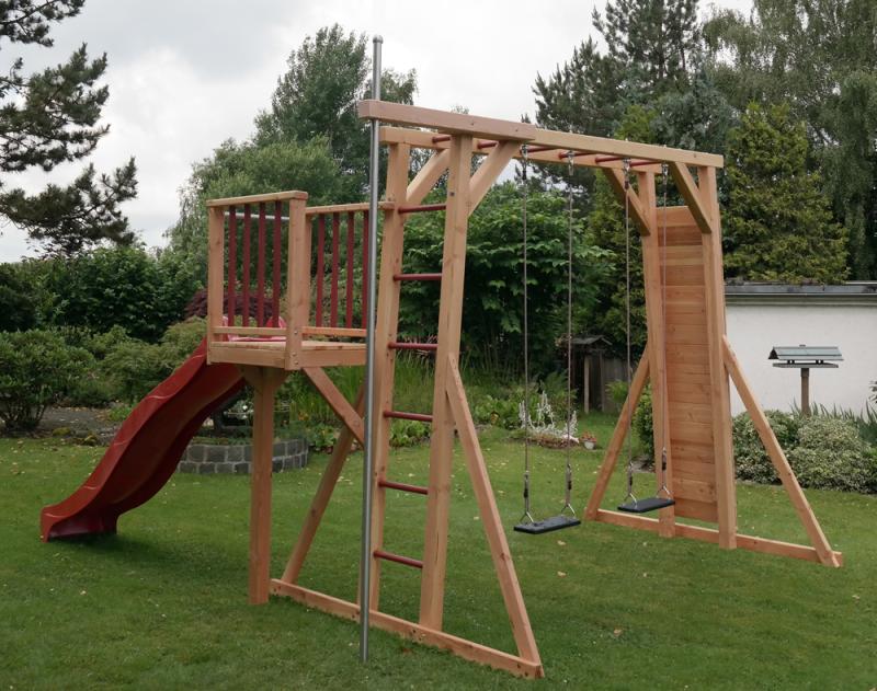 Spielturm Thor-2 aus Holz mit Schaukel Kletterstange Rutschstange und Schaukel