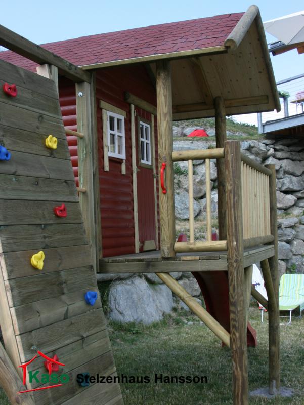 Stelzenhaus Hansson XL-A1 Rundstamm Holz Baumhaus Kinderspielhaus auf Stelzen mit Kletterwand und Klettersteine
