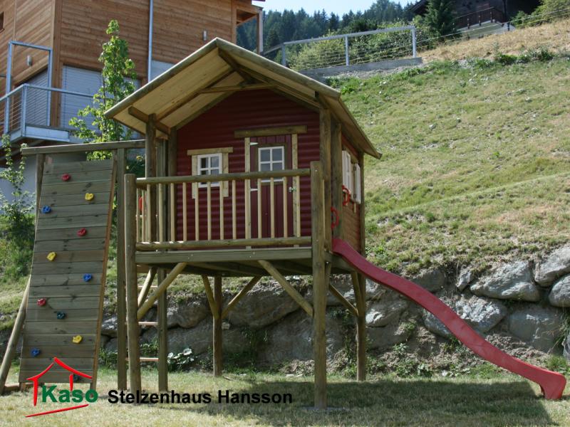 Stelzenhaus Hansson XL-A1 Rundstamm Holz Baumhaus Kinderspielhaus auf Stelzen mit Rutsche und Kletterwand
