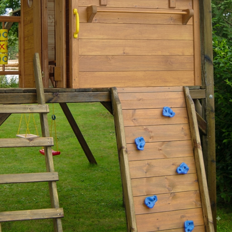 KASO Kletterwand K1 aus Holz mit blauen Klettersteinen an einem Spielturm im Garten