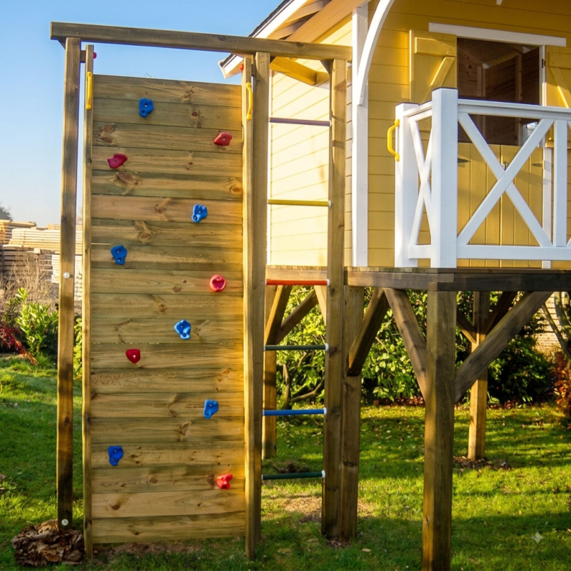 KASO Kletterwand K3 aus Holz mit bunten Klettersteinen und seitlicher Sprossenleiter am Spielturm