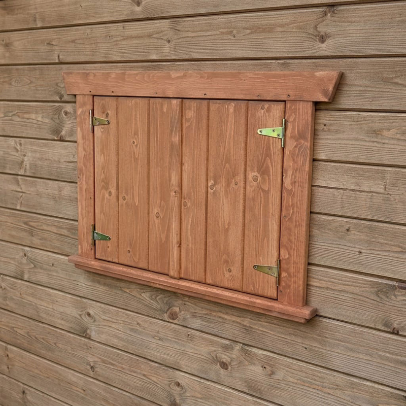 Montierte KASO Holz-Fensterläden FS4-K in der Wand eines Spielhauses