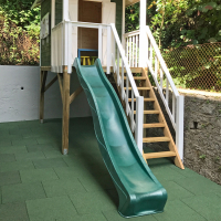 KASO Anbau-Treppe S65 aus Holz mit weißem Sicherheitsgeländer an einem Stelzenhaus im Garten