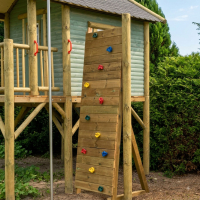 KASO Kletterwand K2 aus Kiefer KDI mit bunten Klettersteinen montiert am KASO Stelzenhaus
