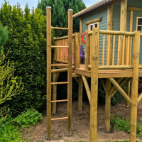 KASO Kletterwand-Leiter K4 aus Holz an einem Stelzenhaus im Garten
