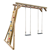 Anbaugerät KS2-2 von KASO mit einer schrägen Kletterwand, die sieben bunte Klettergriffe hat und einem Schaukelbalken mit zwei Einzelschaukeln und sechs integrierten roten Kletterstangen, alles freistehend auf weißem Hintergrund