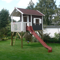 Stelzenhaus Janson XL ein Spielhaus auf Stelzen mit Dachschindern und roter Rutsche