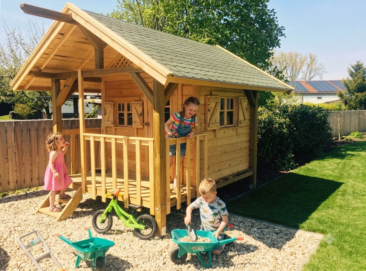 Stelzenhaus Maxx XL-A1 mit spielenden Kindern im Garten
