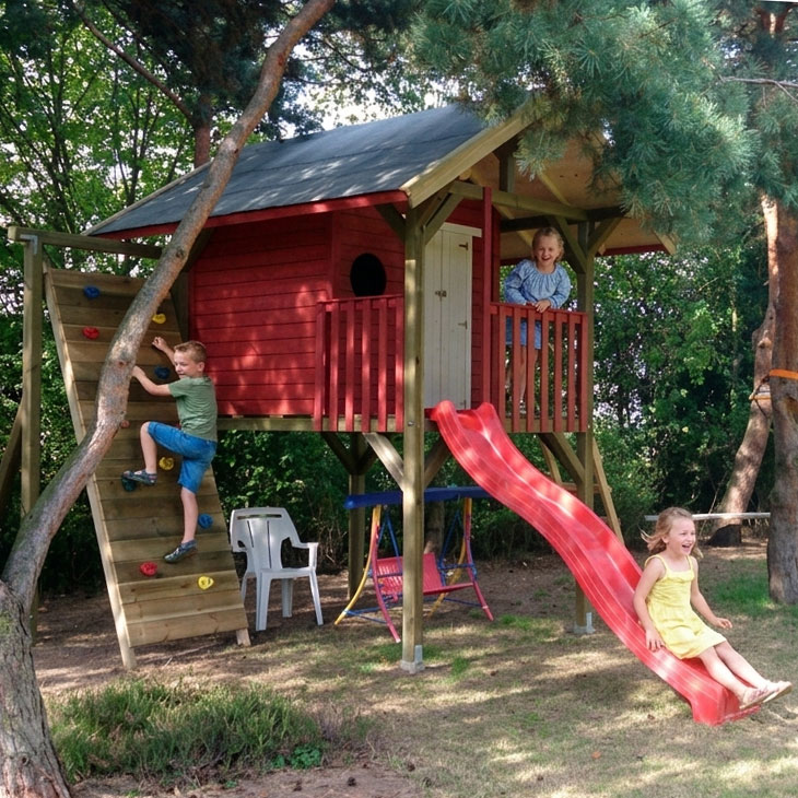 KASO Stelzenhaus Maxx XL in Rot aus Holz im Garten mit Rutsche, Kletterwand und spielenden Kindern