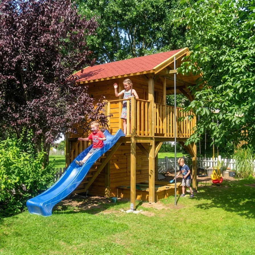 Stelzenhaus Maxx XXL von KASO aus Holz im Garten mit Rutsche, Sandkasten und drei spielenden Kindern